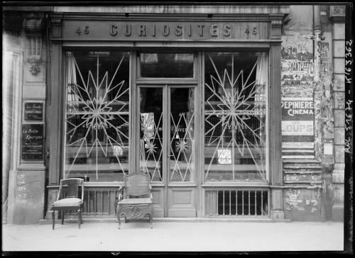 Paris en tenue de bombardement [protection des vitrines des magasins]