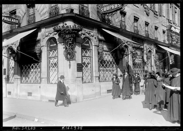 Paris en tenue de bombardement [protection des vitrines des magasins]