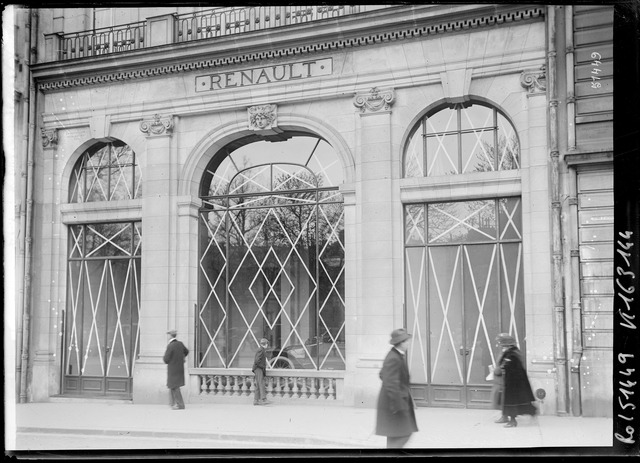 Paris en tenue de bombardement [protection des vitrines des magasins]