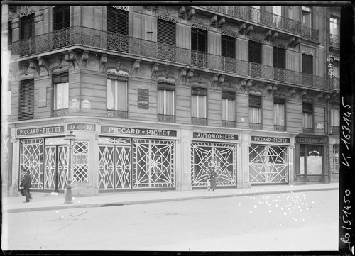 Paris en tenue de bombardement [protection des vitrines des magasins]