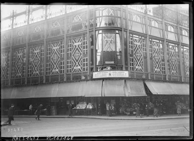 Paris en tenue de bombardement [protection des vitrines des magasins]