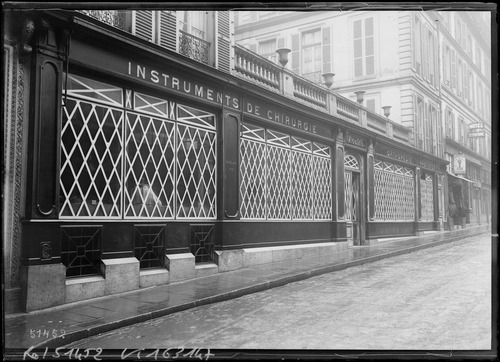 Paris en tenue de bombardement [protection des vitrines des magasins]