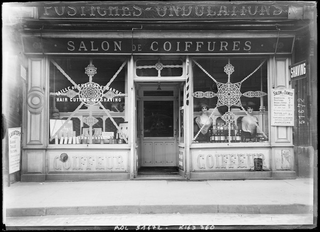 Paris en tenue de bombardement [protection des vitrines des magasins]