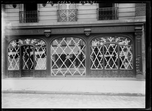 Paris en tenue de bombardement [protection des vitrines des magasins]