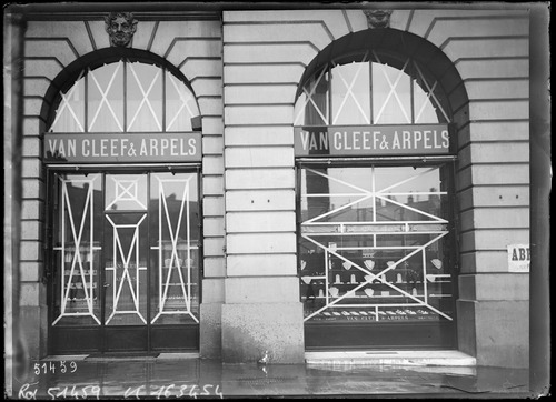 Paris en tenue de bombardement [protection des vitrines des magasins]