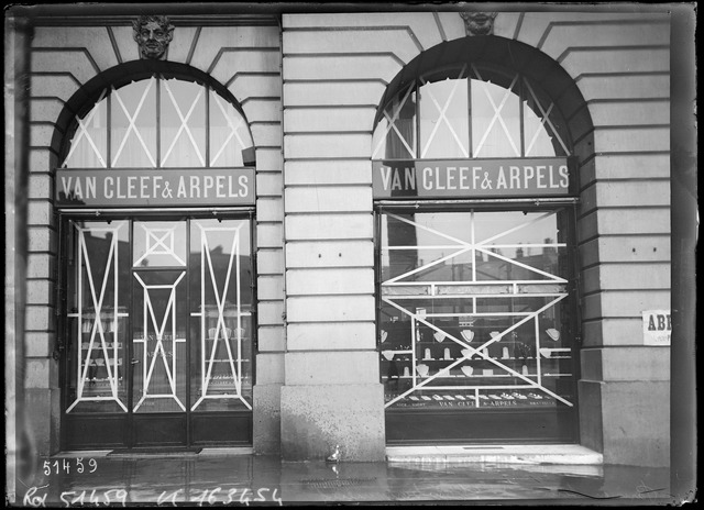 Paris en tenue de bombardement [protection des vitrines des magasins]