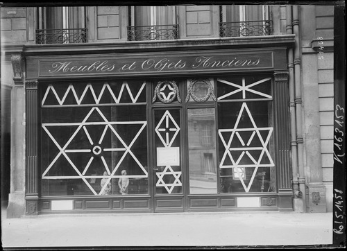 Paris en tenue de bombardement [protection des vitrines des magasins]