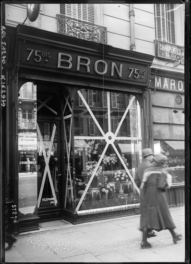 Paris en tenue de bombardement [protection des vitrines des magasins]