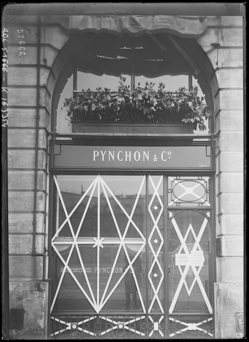 Paris en tenue de bombardement [protection des vitrines des magasins]