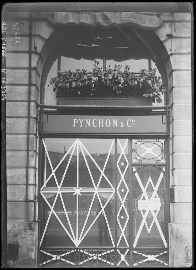 Paris en tenue de bombardement [protection des vitrines des magasins]