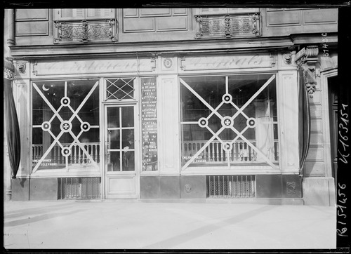 Paris en tenue de bombardement [protection des vitrines des magasins]