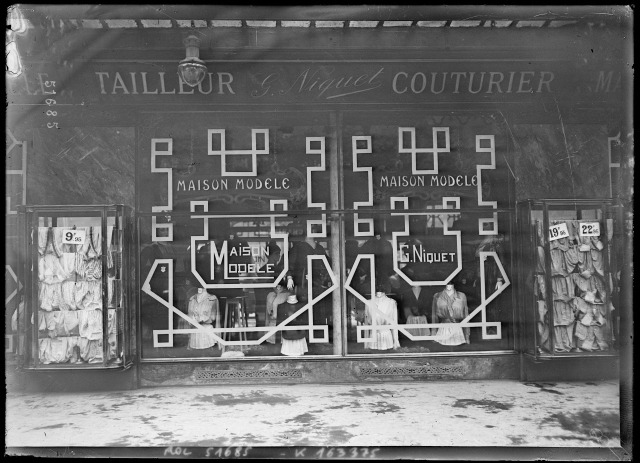 Paris en tenue de bombardement [protection des vitrines des magasins]