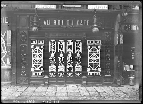 Paris en tenue de bombardement [protection des vitrines des magasins]