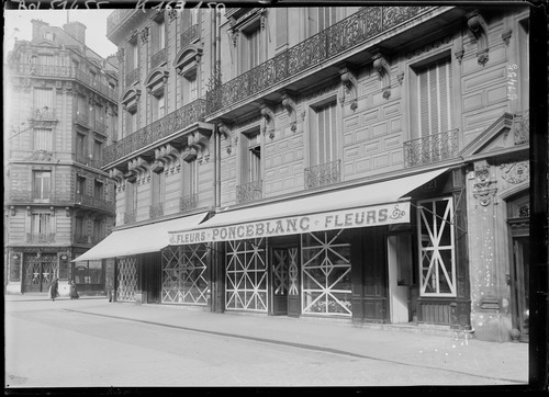 Paris en tenue de bombardement [protection des vitrines des magasins]