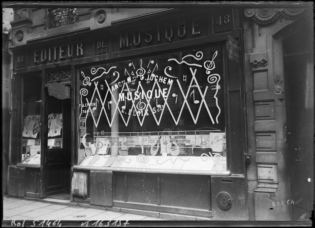 Paris en tenue de bombardement [protection des vitrines des magasins]