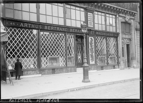 Paris en tenue de bombardement [protection des vitrines des magasins]