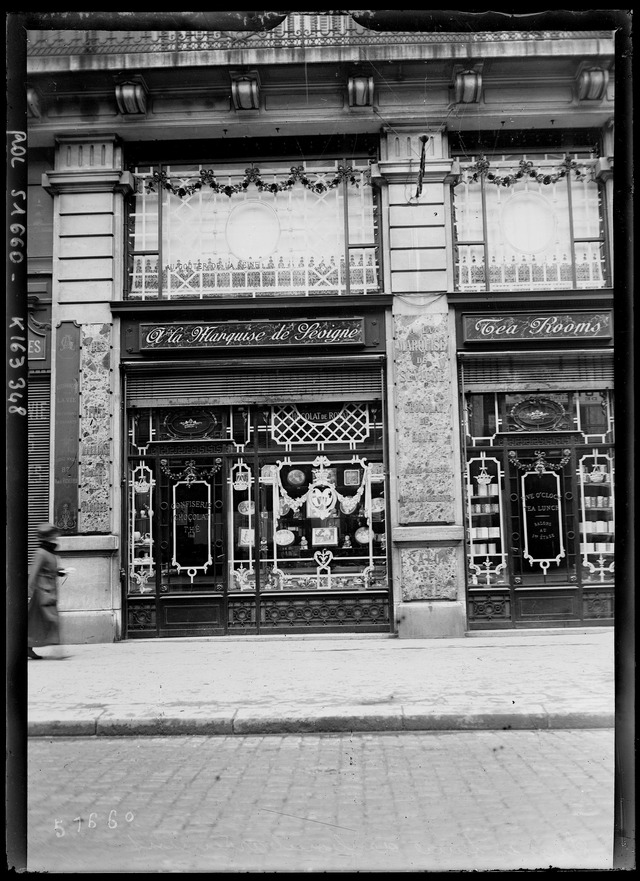 Paris en tenue de bombardement [protection des vitrines des magasins]