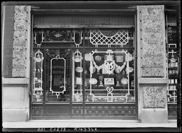 Paris en tenue de bombardement [protection des vitrines des magasins]