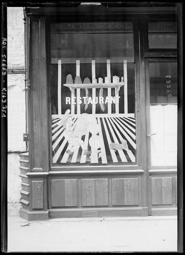 Paris en tenue de bombardement [protection des vitrines des magasins]