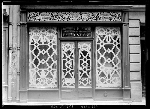 Paris en tenue de bombardement [protection des vitrines des magasins]