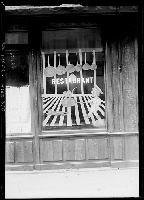 Paris en tenue de bombardement [protection des vitrines des magasins]