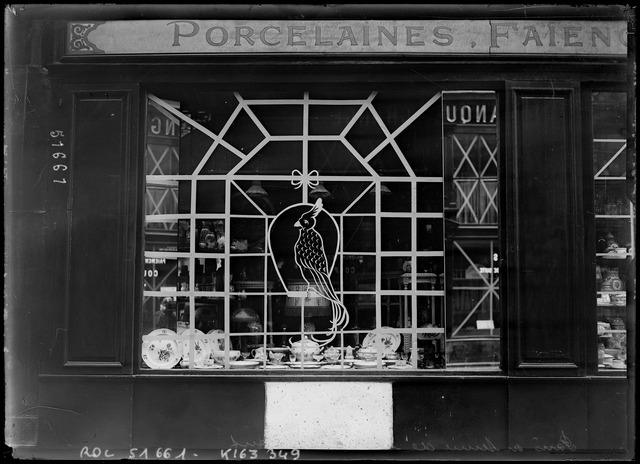 Paris en tenue de bombardement [protection des vitrines des magasins]